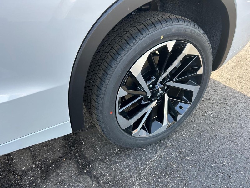 Mitsubishi Outlander Plug-In Hybrid Vehicle Full-screen Gallery Image 17