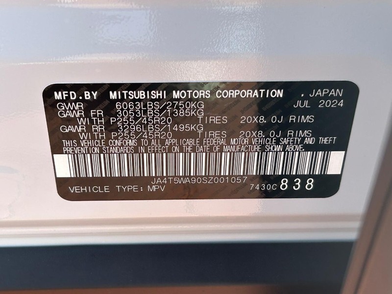 Mitsubishi Outlander Plug-In Hybrid Vehicle Full-screen Gallery Image 18