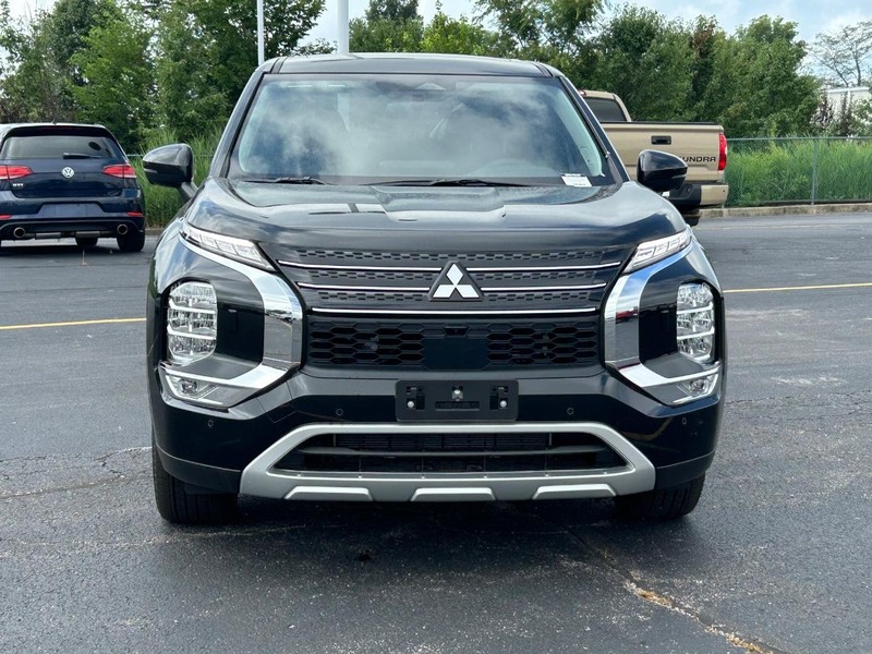 Mitsubishi Outlander Plug-In Hybrid Vehicle Full-screen Gallery Image 3