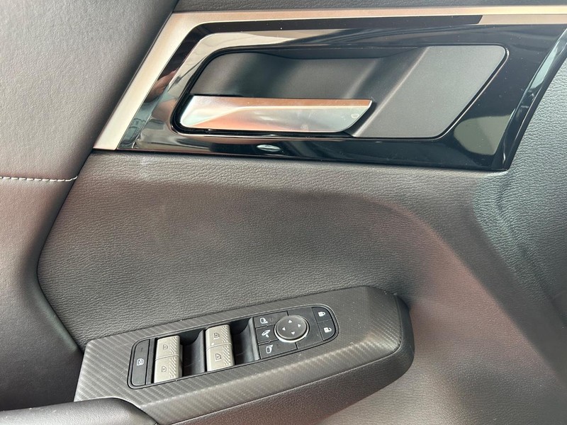 Mitsubishi Outlander Plug-In Hybrid Vehicle Full-screen Gallery Image 4