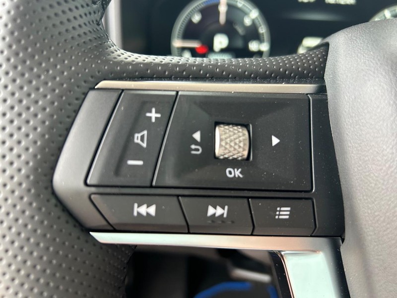 Mitsubishi Outlander Plug-In Hybrid Vehicle Full-screen Gallery Image 6