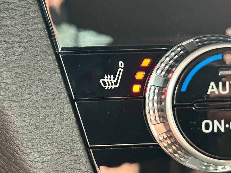 Mitsubishi Outlander Plug-In Hybrid Vehicle Full-screen Gallery Image 9