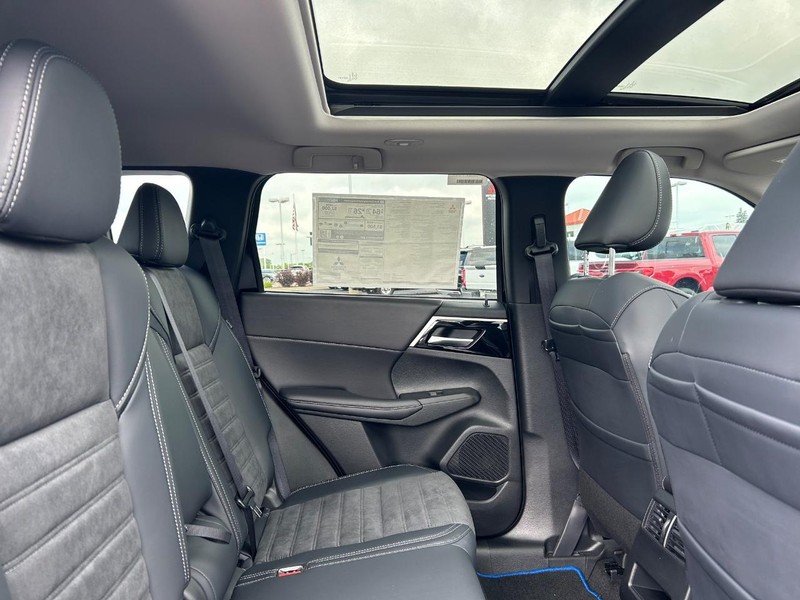 Mitsubishi Outlander Plug-In Hybrid Vehicle Full-screen Gallery Image 11