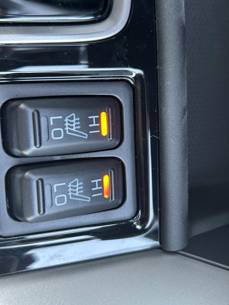 Mitsubishi Eclipse Cross Vehicle Full-screen Gallery Image 9