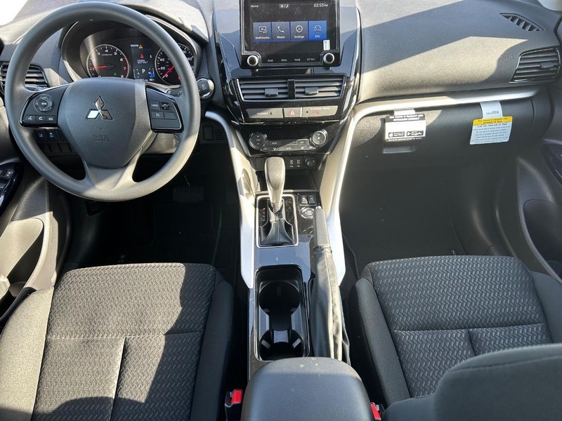 Mitsubishi Eclipse Cross Vehicle Full-screen Gallery Image 11