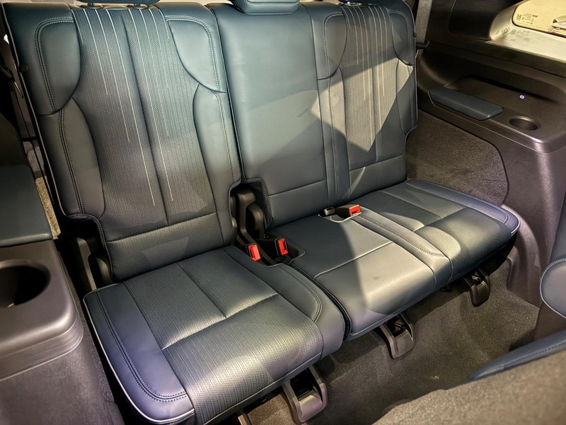 Cadillac Escalade IQ Vehicle Full-screen Gallery Image 6