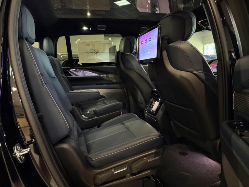 Cadillac Escalade IQ Vehicle Full-screen Gallery Image 7