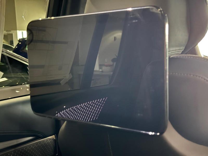 Cadillac Escalade IQ Vehicle Full-screen Gallery Image 10