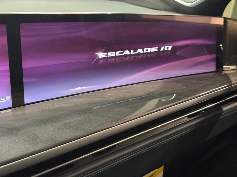 Cadillac Escalade IQ Vehicle Full-screen Gallery Image 17
