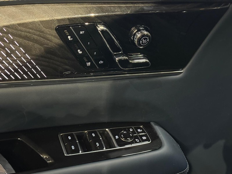 Cadillac Escalade IQ Vehicle Full-screen Gallery Image 22