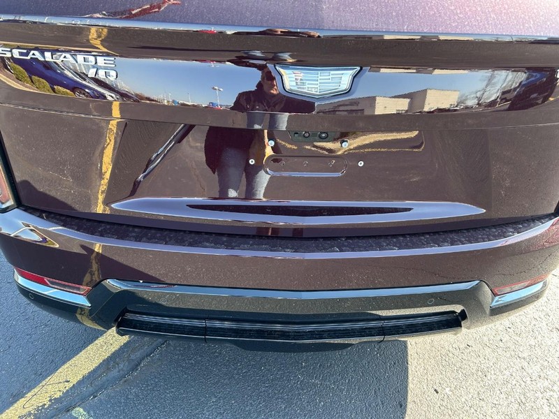 Cadillac Escalade IQ Vehicle Full-screen Gallery Image 13