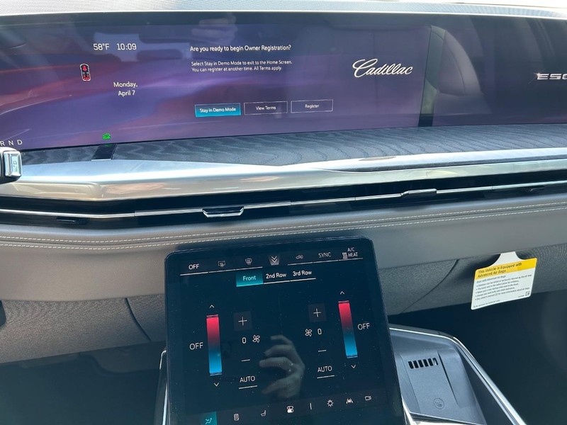 Cadillac Escalade IQ Vehicle Full-screen Gallery Image 16