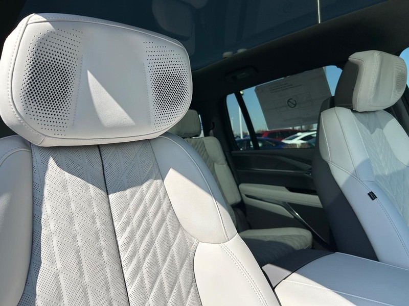 Cadillac Escalade IQ Vehicle Full-screen Gallery Image 19