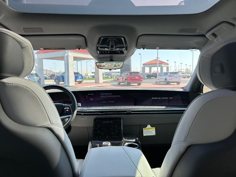 Cadillac Escalade IQ Vehicle Full-screen Gallery Image 23