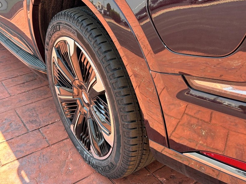 Cadillac Escalade IQ Vehicle Full-screen Gallery Image 12