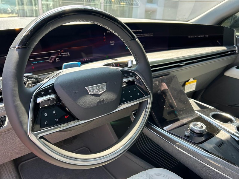 Cadillac Escalade IQ Vehicle Full-screen Gallery Image 16