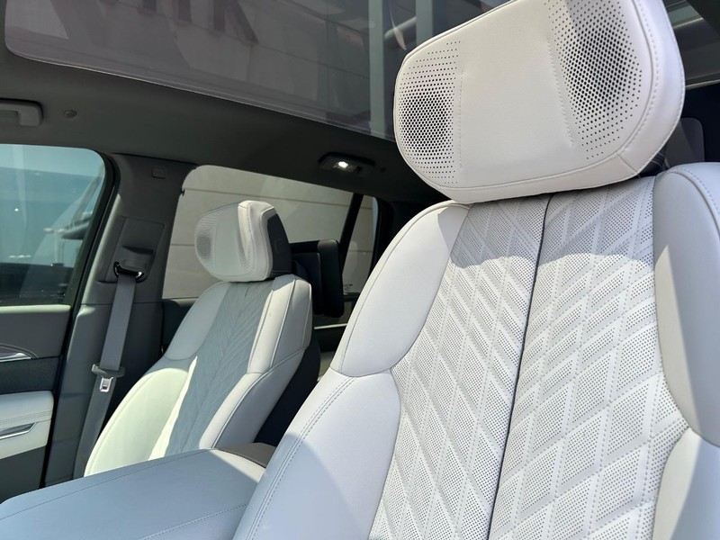 Cadillac Escalade IQ Vehicle Full-screen Gallery Image 17