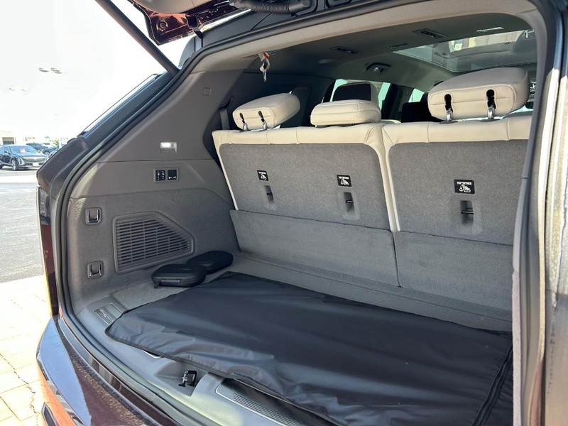 Cadillac Escalade IQ Vehicle Full-screen Gallery Image 22