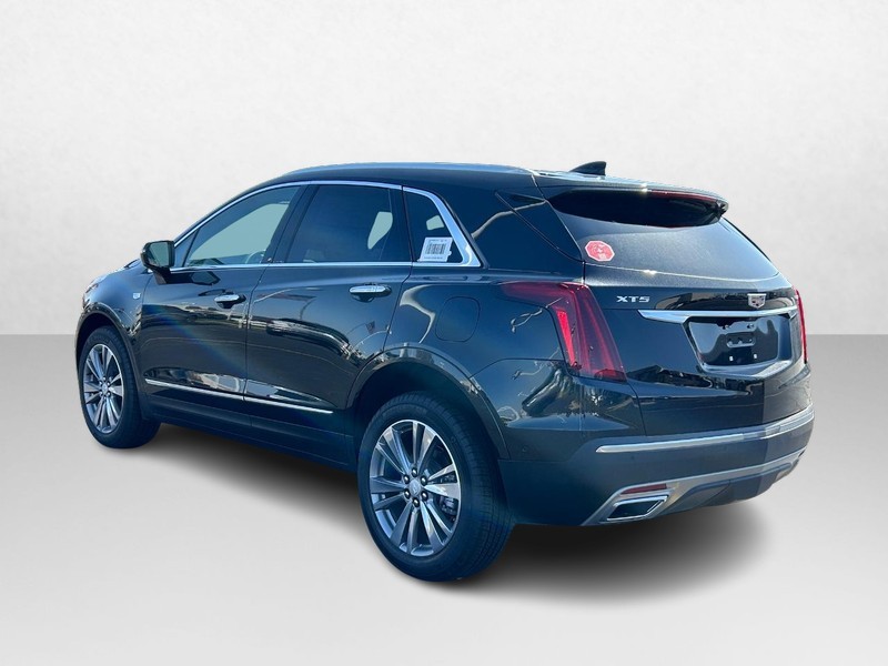 Cadillac XT5 Vehicle Full-screen Gallery Image 3