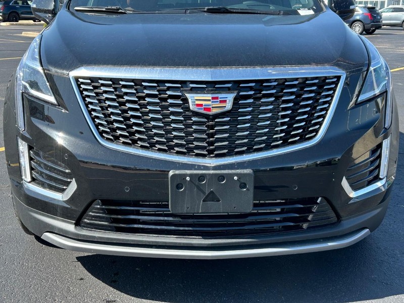 Cadillac XT5 Vehicle Full-screen Gallery Image 9