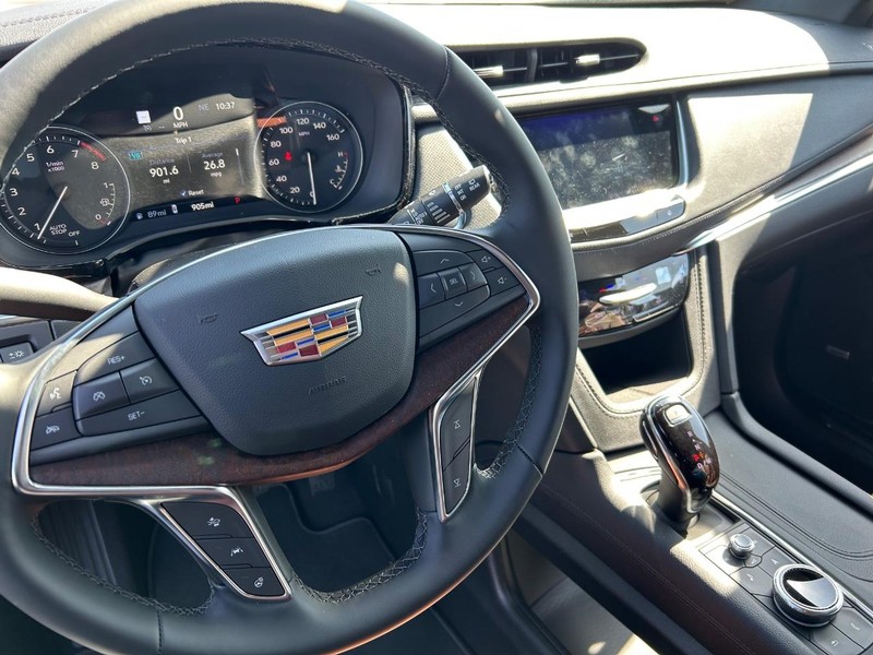Cadillac XT5 Vehicle Full-screen Gallery Image 16