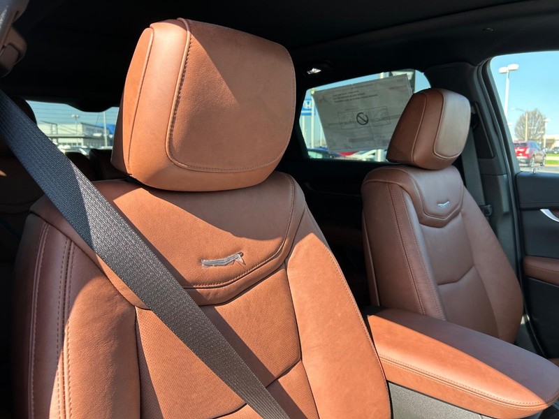 Cadillac XT5 Vehicle Full-screen Gallery Image 19