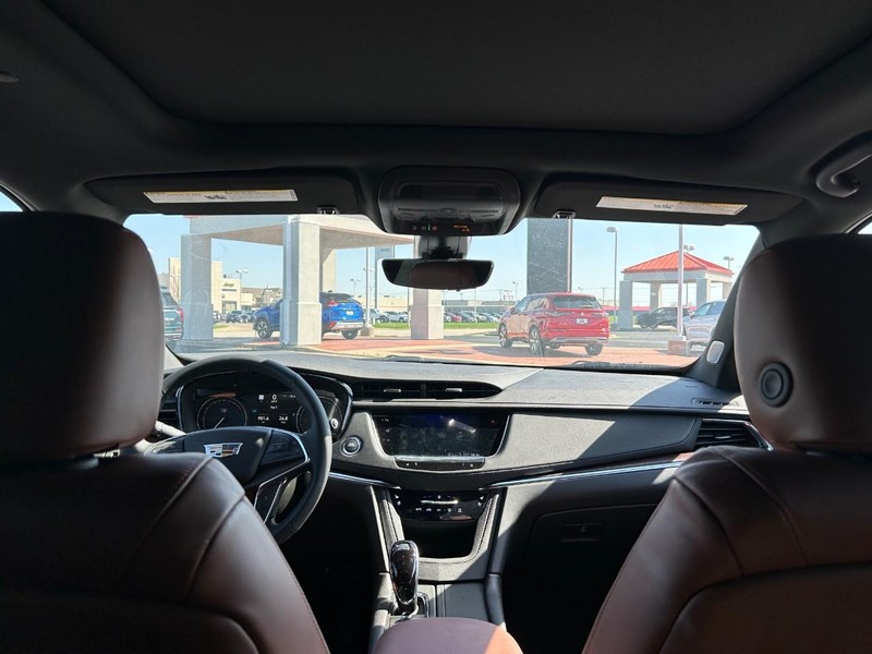 Cadillac XT5 Vehicle Full-screen Gallery Image 23