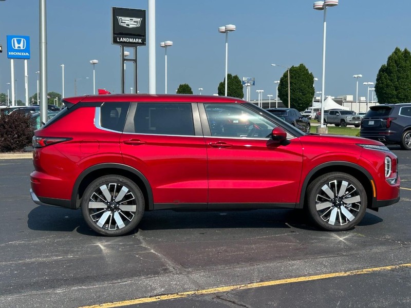 Mitsubishi Outlander Vehicle Full-screen Gallery Image 2