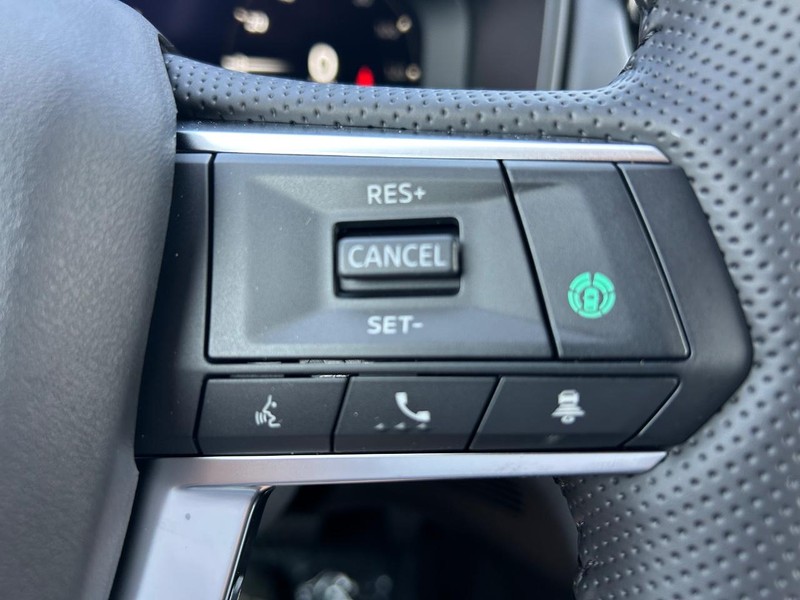 Mitsubishi Outlander Vehicle Full-screen Gallery Image 11