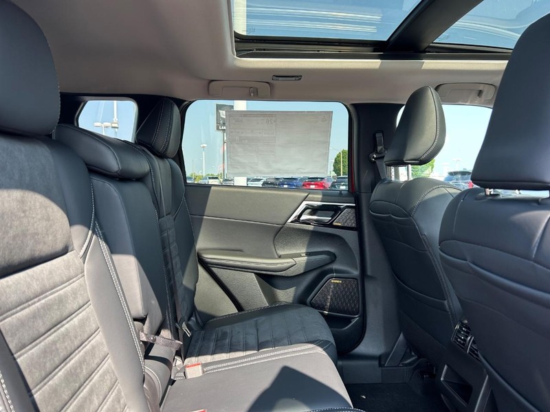 Mitsubishi Outlander Vehicle Full-screen Gallery Image 15