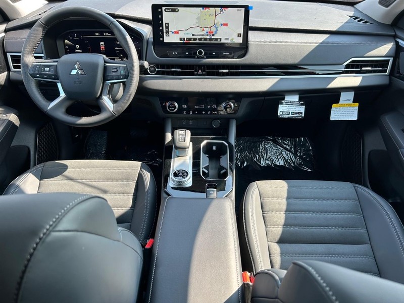 Mitsubishi Outlander Vehicle Full-screen Gallery Image 16