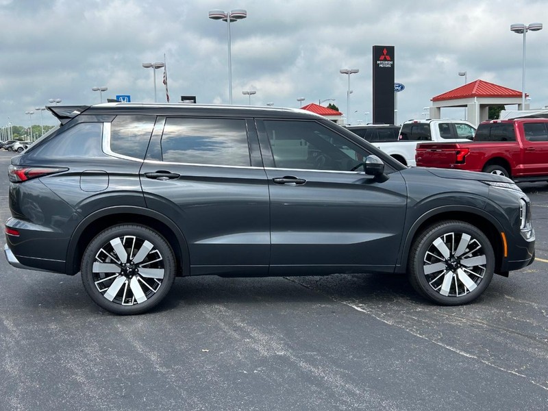 Mitsubishi Outlander Vehicle Full-screen Gallery Image 2