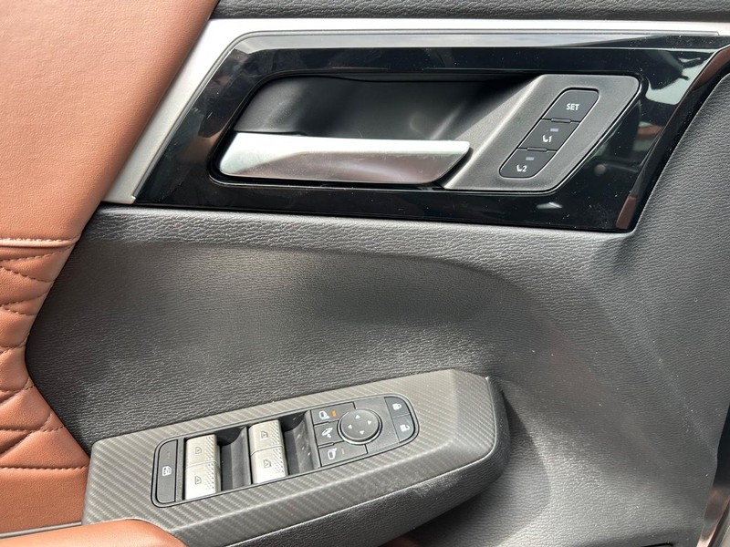 Mitsubishi Outlander Vehicle Full-screen Gallery Image 4