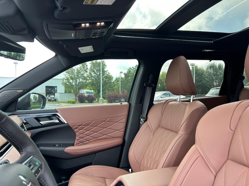 Mitsubishi Outlander Vehicle Full-screen Gallery Image 5