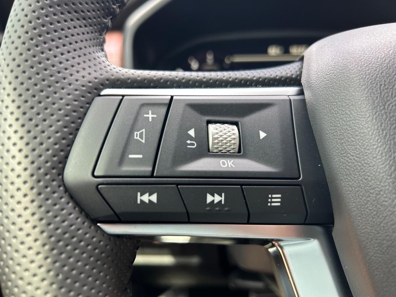 Mitsubishi Outlander Vehicle Full-screen Gallery Image 6