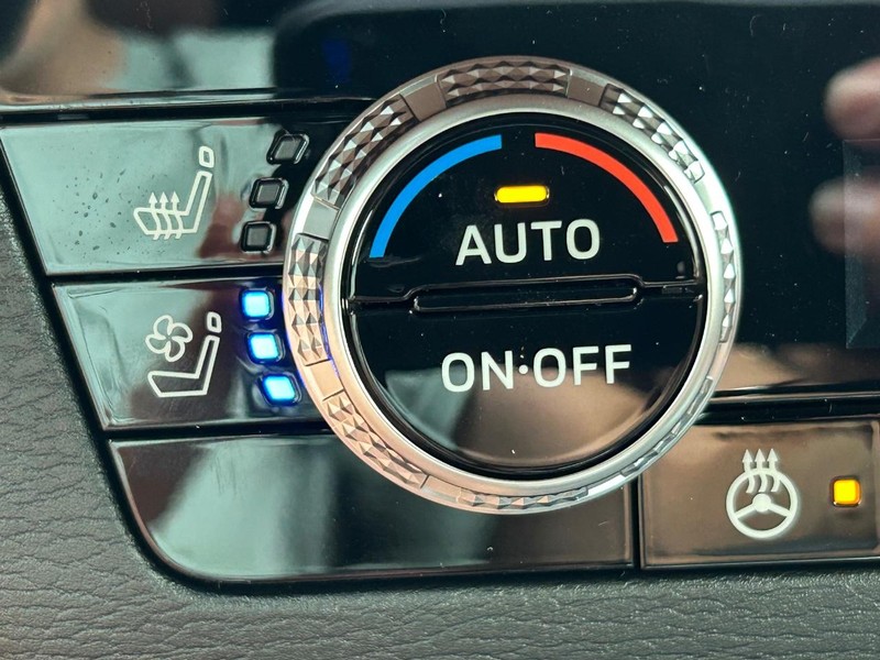 Mitsubishi Outlander Vehicle Full-screen Gallery Image 9