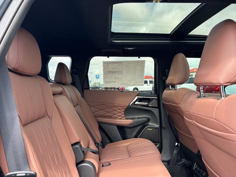 Mitsubishi Outlander Vehicle Full-screen Gallery Image 11