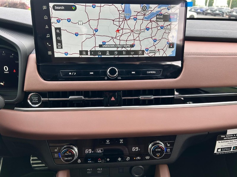 Mitsubishi Outlander Vehicle Full-screen Gallery Image 16