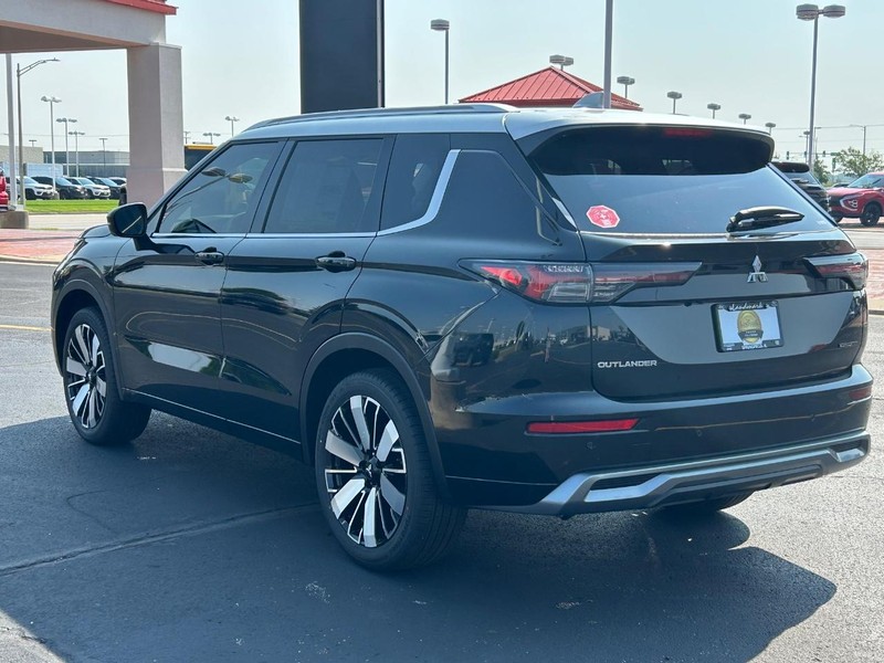 Mitsubishi Outlander Vehicle Full-screen Gallery Image 6