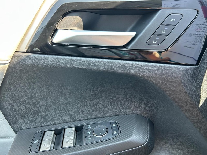 Mitsubishi Outlander Vehicle Full-screen Gallery Image 8