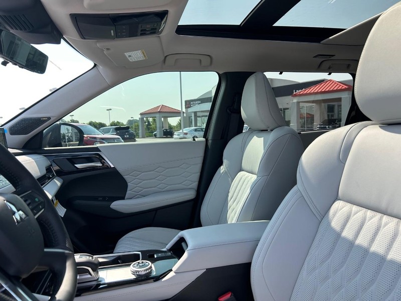 Mitsubishi Outlander Vehicle Full-screen Gallery Image 9