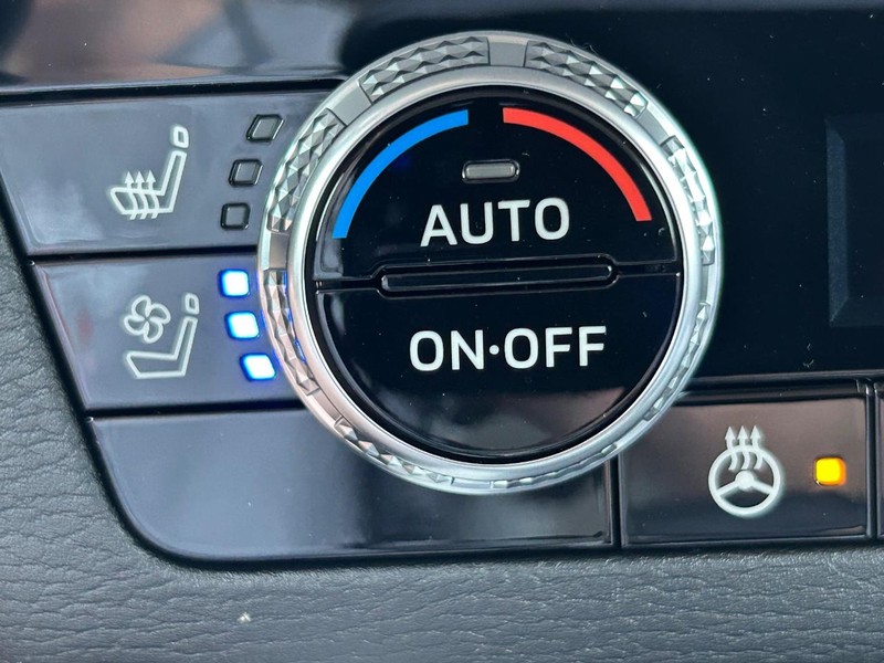 Mitsubishi Outlander Vehicle Full-screen Gallery Image 13