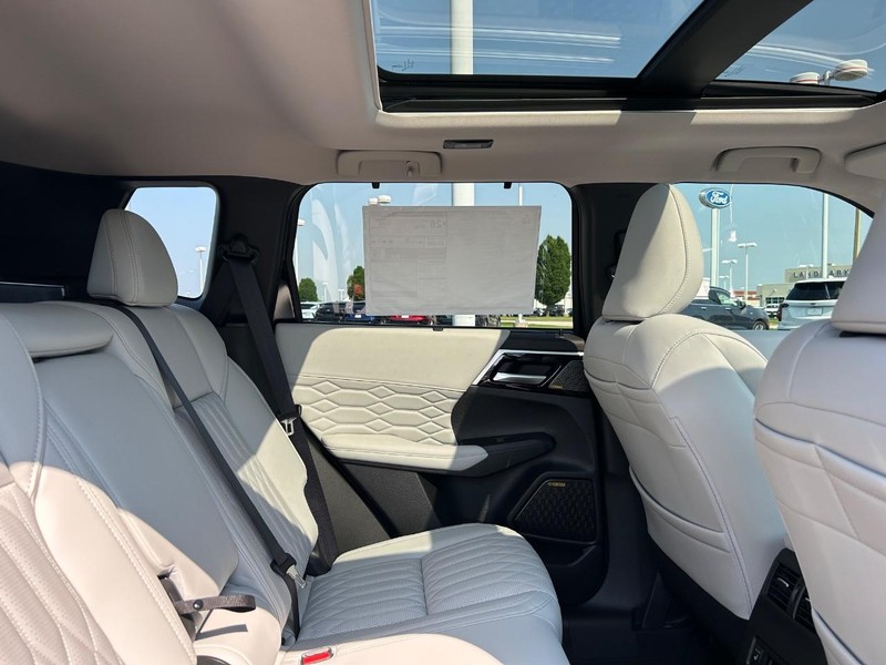 Mitsubishi Outlander Vehicle Full-screen Gallery Image 15