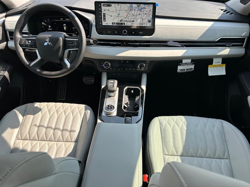 Mitsubishi Outlander Vehicle Full-screen Gallery Image 17