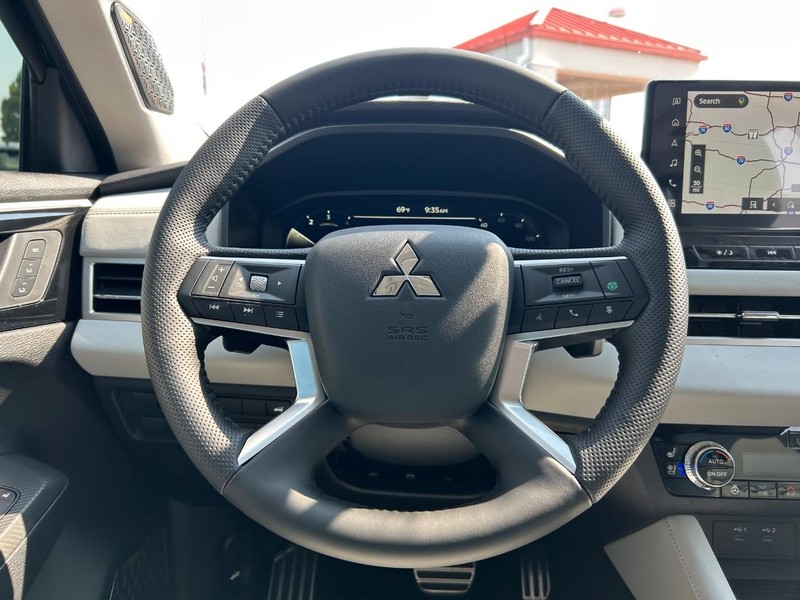 Mitsubishi Outlander Vehicle Full-screen Gallery Image 18