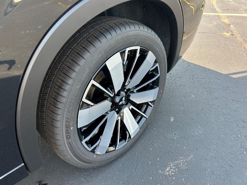 Mitsubishi Outlander Vehicle Full-screen Gallery Image 21