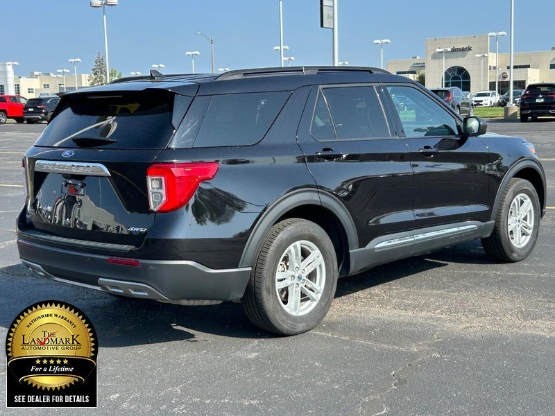 Ford Explorer Vehicle Full-screen Gallery Image 3