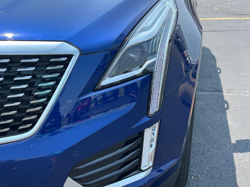 Cadillac XT5 Vehicle Full-screen Gallery Image 9