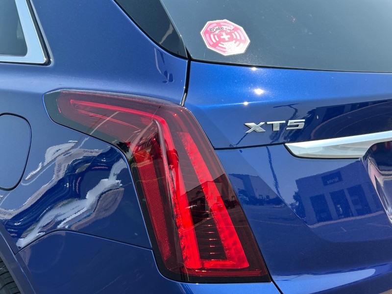 Cadillac XT5 Vehicle Full-screen Gallery Image 10