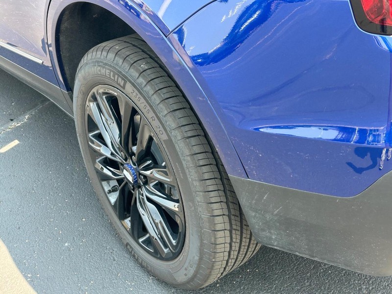 Cadillac XT5 Vehicle Full-screen Gallery Image 11